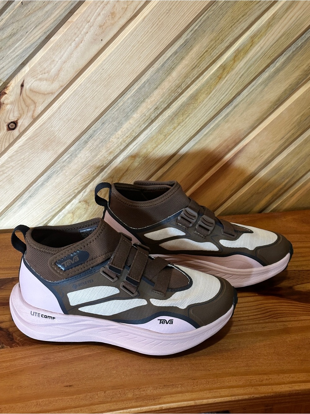 🆕 Trailwinder GORE-TEX® Mid Hiking
Shoe (Women) Size 7